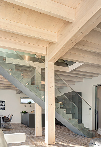 Villa mit Glasfassade Holzelemente