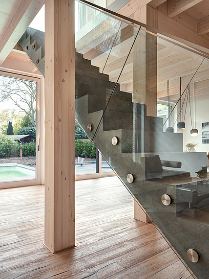 Villa mit Glasfassade Treppenansicht