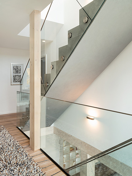 Villa mit Glasfassade Treppenaufgang